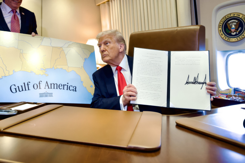 США, борт президентского самолета Air Force One, 9 февраля 2025 года. Дональд Трамп демонстрирует собственноручно подписанный указ о переименовании Мексиканского залива в Американский