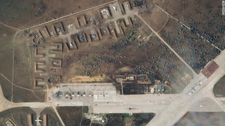 Спутниковый снимок авиабазы Саки в Крыму от 10 августа
