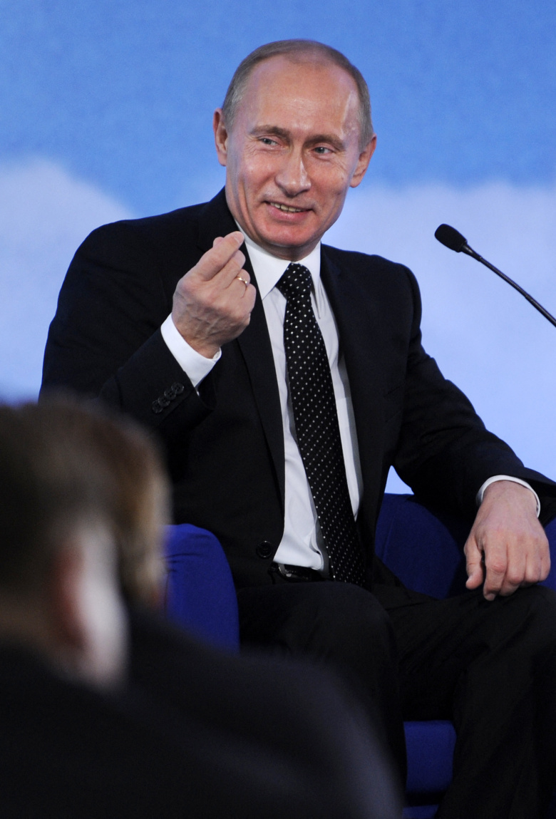 Владимир Путин жестами показывает деньги во время инвестиционного форума в Москве