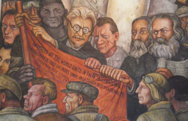 Лев Троцкий (в круглых очках) держит знамя Четвертого интернационала. Ему помогают Энгельс и Маркс (две бороды справа). Деталь фрески Диего Риверы "Человек, управляющий Вселенной". Мехико, Дворец изящных искусств, 1933