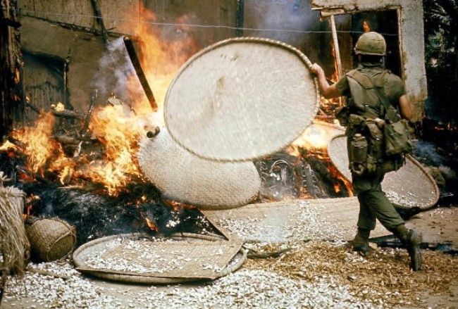 Участник бойни Николас Капецца сжигает дом в Милае, 16 марта 1968 года