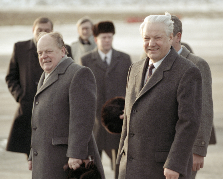 Борис Ельцин и Станислав Шушкевич в минском аэропорту, 1991 год