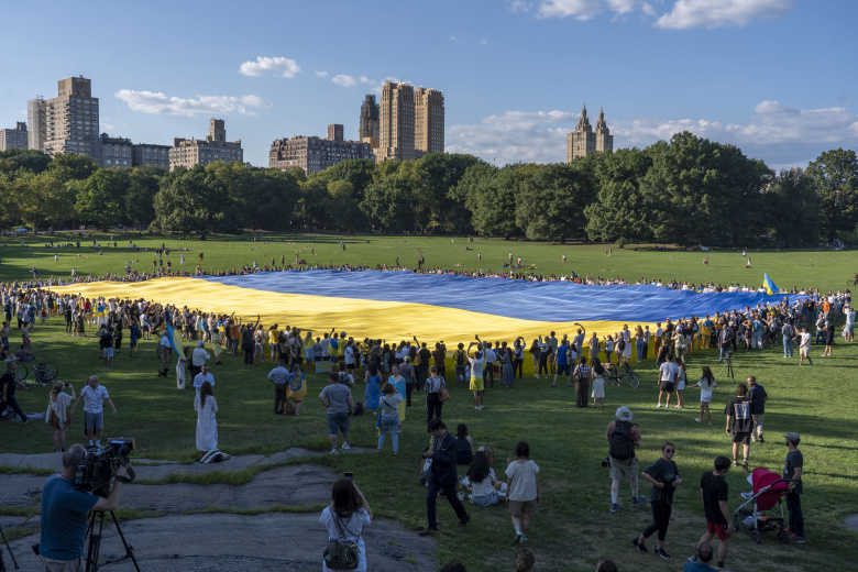 Нью-Йорк, Центральный парк, 24 августа 2022 года. В честь Дня независимости Украины сотни нью-йоркцев развернули её гигантский флаг