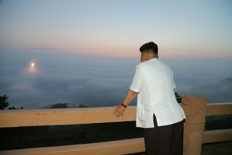 Ким Чен Ын наблюдает за испытаниями баллистической ракеты. Фото: Kcna / ZUMA / Global Look Press