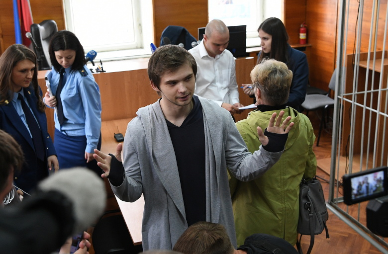 Блогер Руслан Соколовский в суде после оглашения приговора. Фото: Донат Сорокин / ИТАР-ТАСС