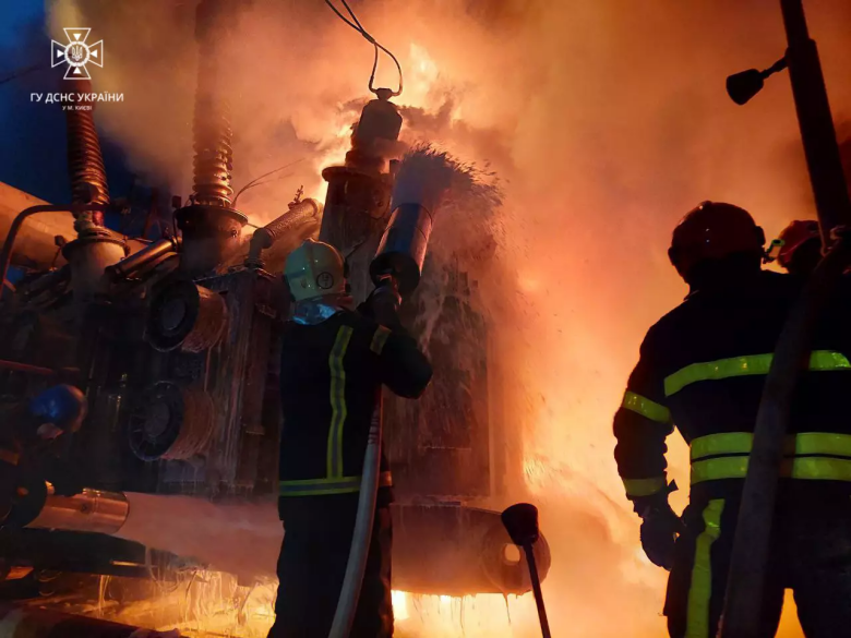 Пожар на инфраструктурном объекте в Киеве после атаки 19 декабря 2022 года