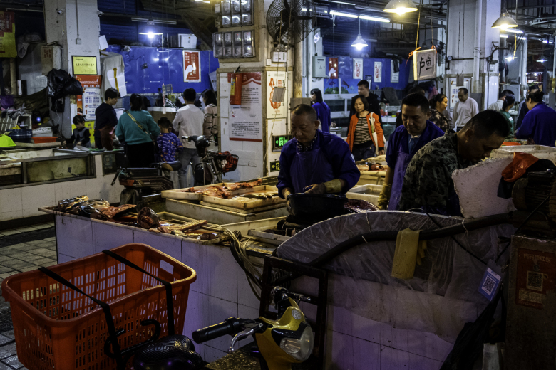 Рынок морепродуктов в Ухане. Фото: wikpedia.org