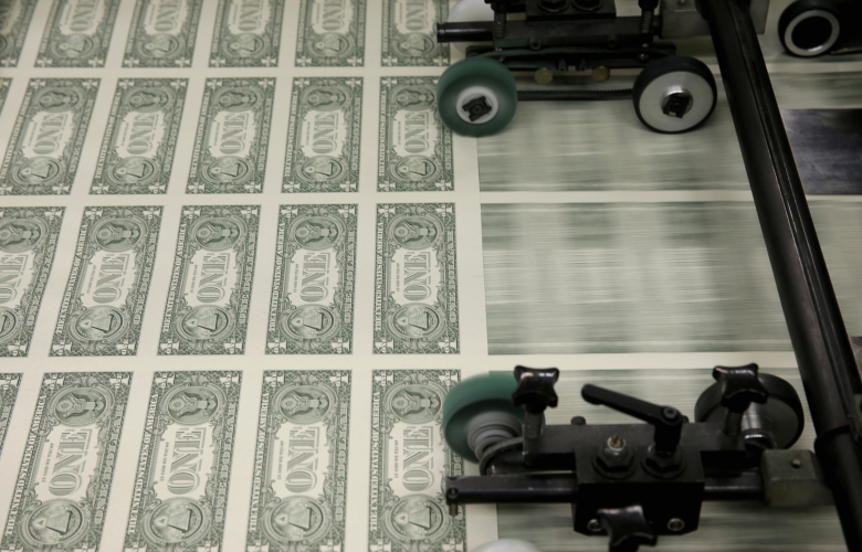 Печать долларов в Бюро гравировки и печати в Вашингтоне.