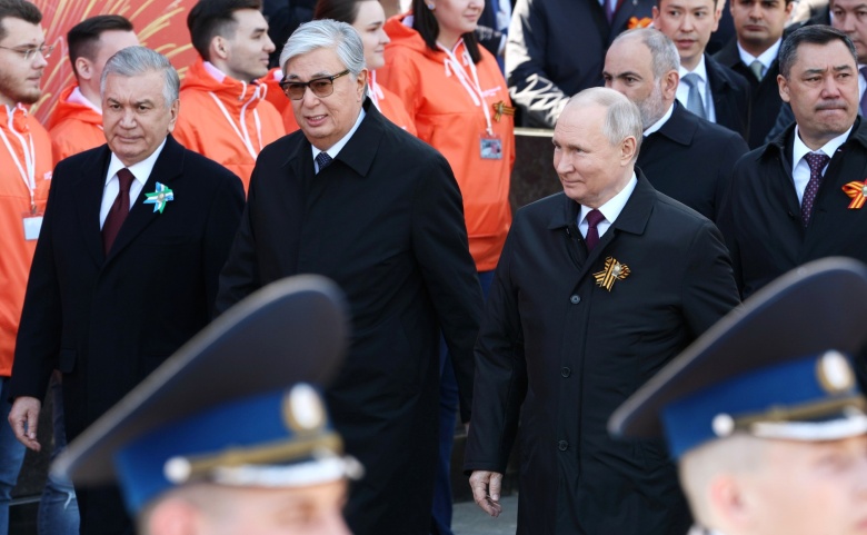 Путин с гостями на параде 9 мая 2023 года