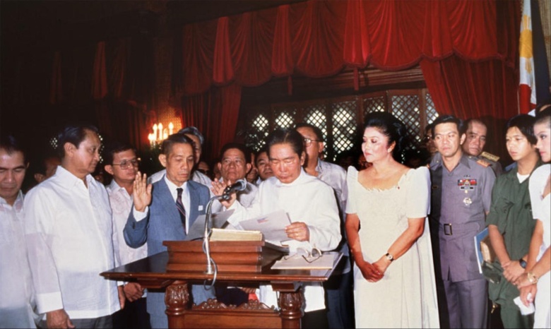 25 февраля 1986 года. Фердинанд Маркос (в центре) приносит последнюю присягу как президент Филиппин — спустя считанные часы он навсегда покинет страну вместе с супругой Имельдой (справа)