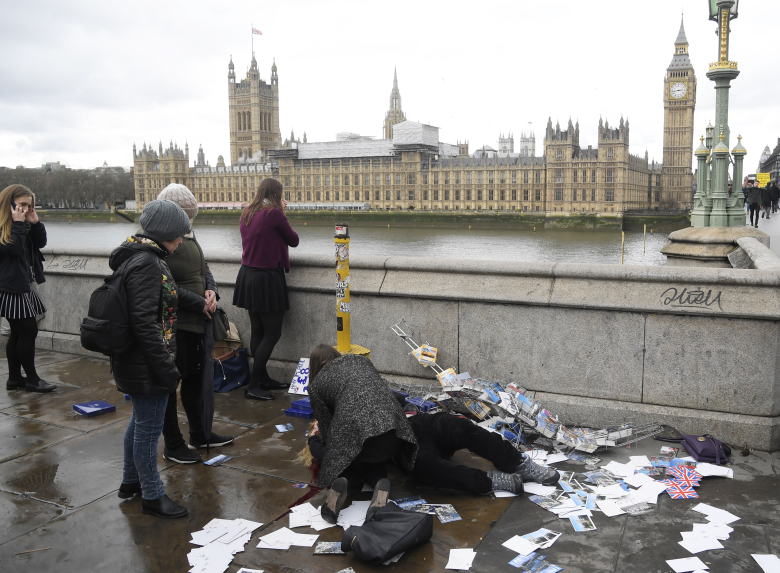 Пострадавший в результате теракта на Вестминстерском мосту, Лондон. Фото: Toby Melville // Reuters