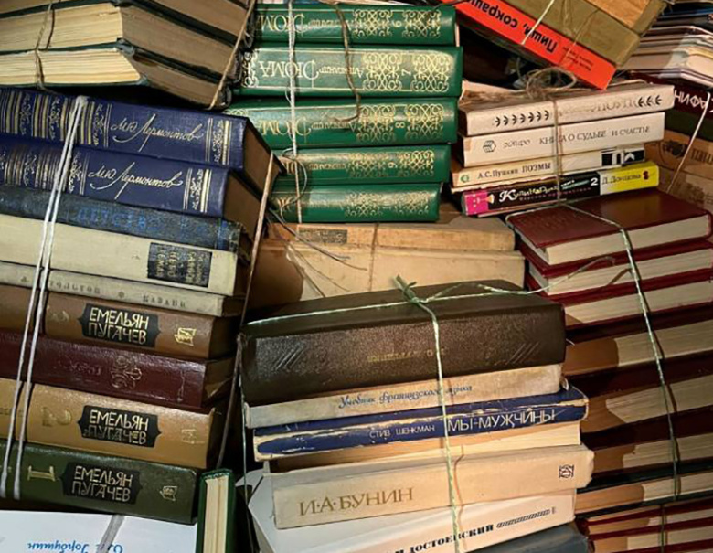 Связки книг на русском языке в подвале киевского книжного магазина ждут отправки на утилизацию