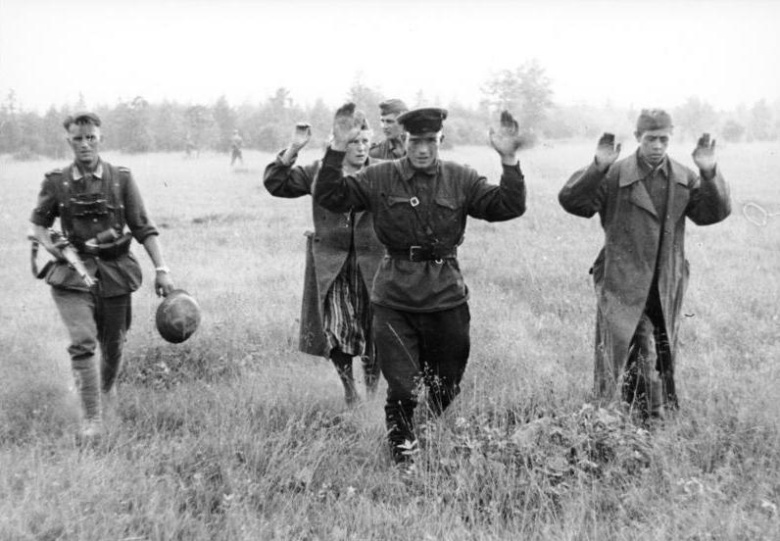 Немецкий солдат конвоирует взятых в плен советских военнослужащих. Эстония, август 1941
