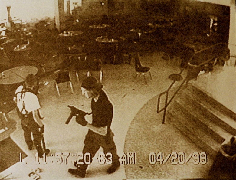 Эрик Харрис и Дилан Клиболд во время расстрела. Фото: Скриншот с камеры видеонаблюдения в школе Колумбайн / Reuters