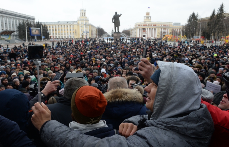 Стихийный митинг у здания администрации, Кемерово. Фото: Александр Кряжев / РИА Новости