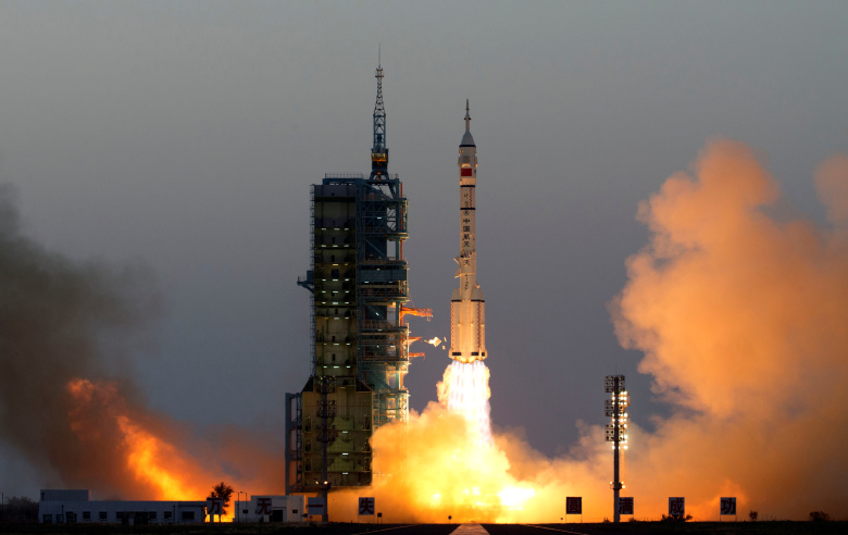 Китайский пилотируемый космический корабль «Шэньчжоу-11» стартует с космодрома Цзюцюань. Фото: China Daily / Reuters