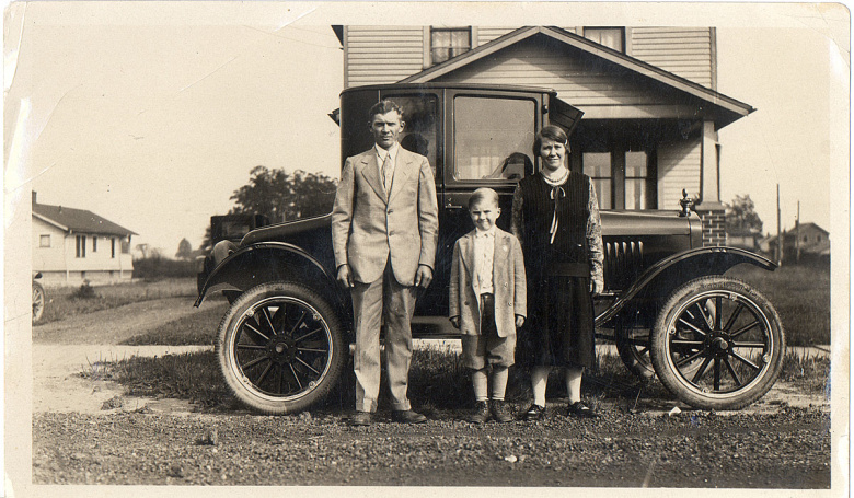 Пааво Алатало с родителями напротив своего дома в Warren OHIO USA. 1926 г.