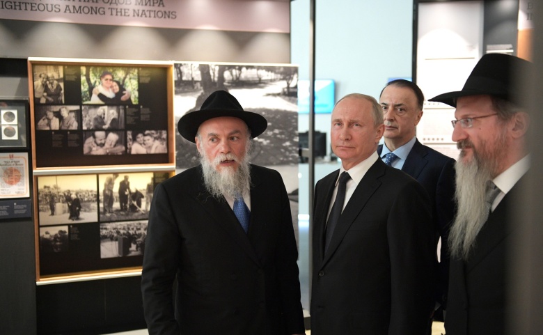 Владимир Путин во время посещения Еврейского музея и центра толерантности в Москве