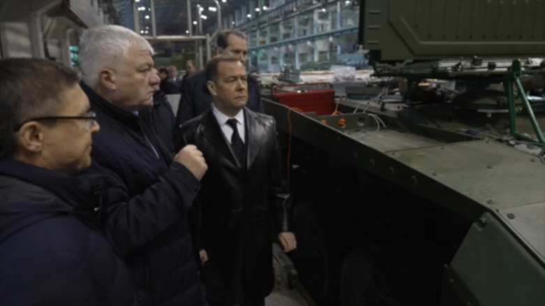 Дмитрий Медведев проводит контрольную проверку выпуска танков на "Уралвагонзаводе" в Нижнем Тагиле
