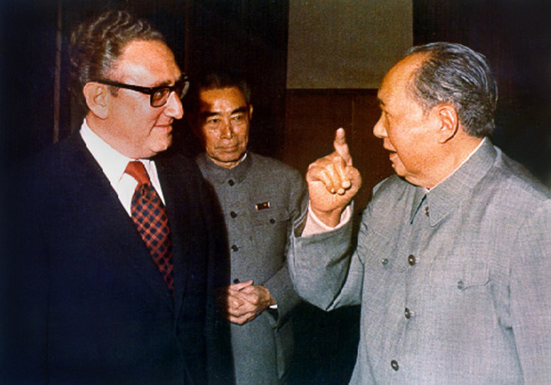 Генри Киссинджер и Мао Цзэдун, на заднем плане — Чжоу Эньлай. Пекин,10 июля 1971 года. Фото: wikipedia.org