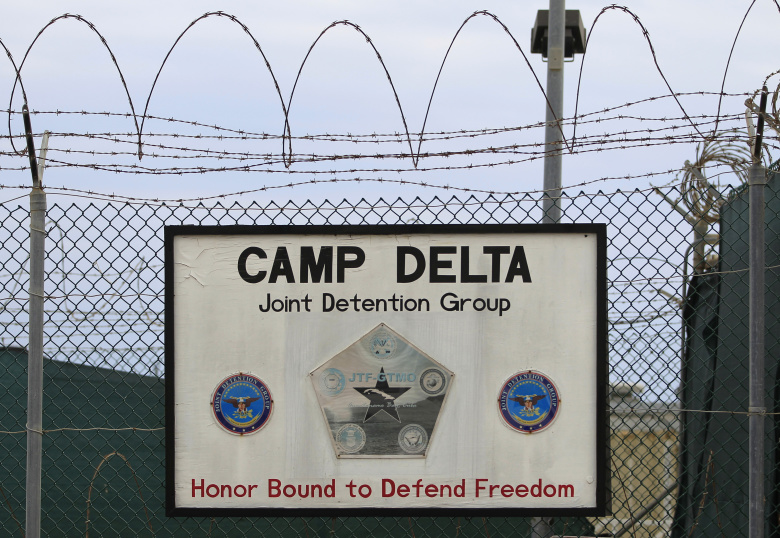 Вывеска в лагере Дельта, американская тюрьма на военно-морской базе в заливе Гуантанамо. Фото: Bob Strong / Reuters