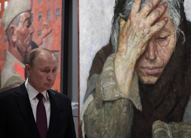 Владимир Путин на выставке "Память поколений: Великая Отечественная война в изобразительном искусстве". Фото:  Alexei Nikolsky / Kremlin / Reuters