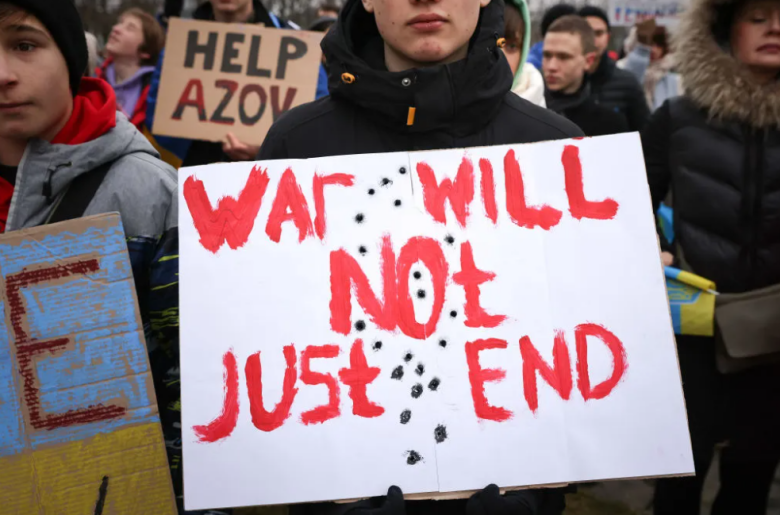 Протестующий с плакатом «Война не закончится просто так»