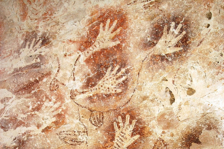 Сон в руку: отпечатки ладоней — один из распространенных (и самых загадочных) мотивов первобытного искусства. На снимке — изображения в одной из пещер на острове Борнео.