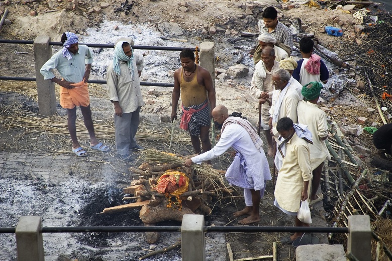 Сожжение мертвого тела – один из самых распространенных видов погребения в Индии. Однако преступники умудряются выхватывать трупы из огня, как только удаляются скорбящие родственники.