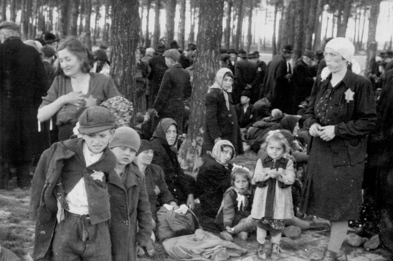 Венгерские евреи ждут своей очереди в роще рядом с газовой камерой № 4. Лагерь Аушвиц-Биркенау, май 1944 года. В течение апреля-июня этого года из Венгрии в Освенцим было депортировано ок. 400 000 человек. Две трети из них были сразу убиты