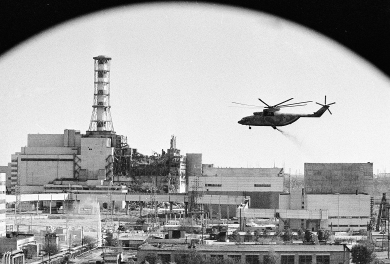 Вертолеты ведут дезактивацию зданий Чернобыльской атомной электростанции после аварии.