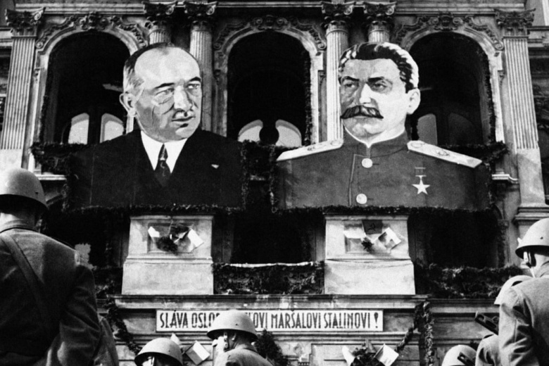 Бенеш и Сталин смотрят со своих портретов на чехословацких солдат и друг на друга. Прага, 1945 год