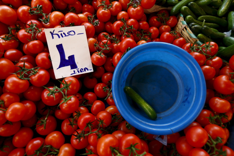 Продажа томатов на рынке в Стамбуле. Фото: Murad Sezer / Reuters