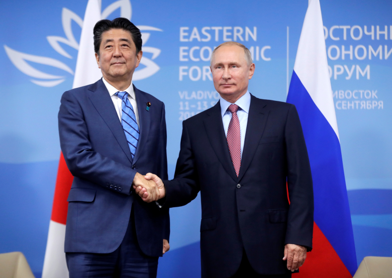 Синдзо Абэ и Владимир Путин. Фото: Mikhail Metzel / TASS / Reuters