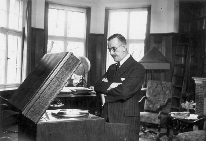 Томас Манн в своем мюнхенском доме. 1932