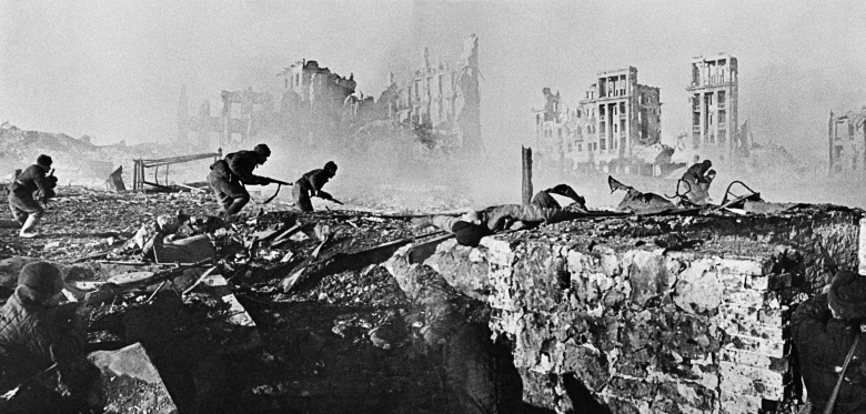 Штурм дома во время Сталинградской битвы. Ноябрь 1942 г. Фото: Георгий Зельма / РИА Новости