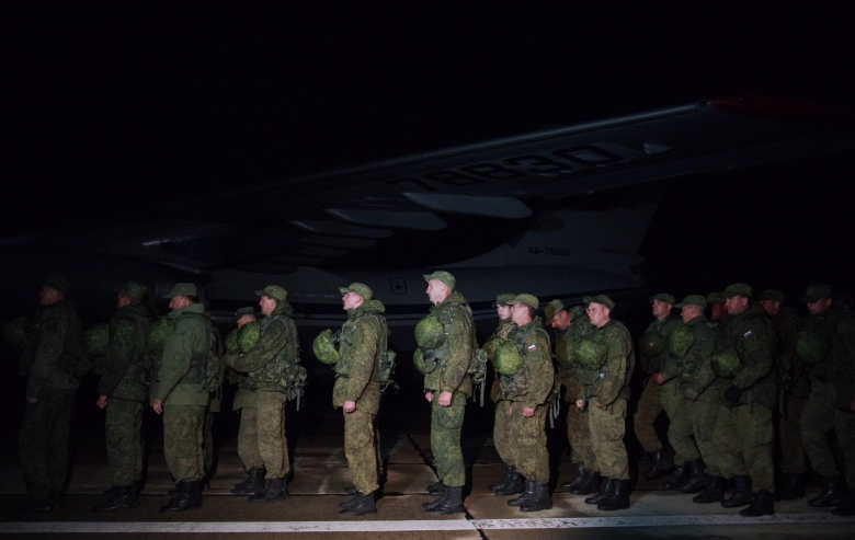 Морские пехотинцы Черноморского флота после успешного выполнения задач по охране аэродрома Хмеймим в Сирии.