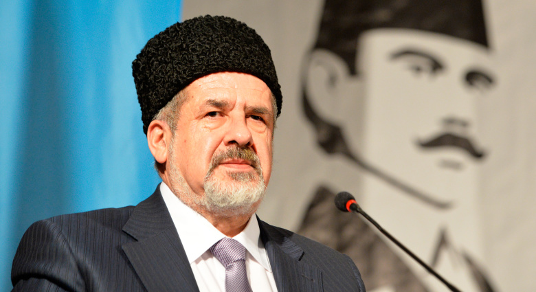 Глава Меджлиса крымско-татарского народа Рефат Чубаров выступает на внеочередной сессии Курултая (съезда) крымско-татарского народа в Бахчисарае.