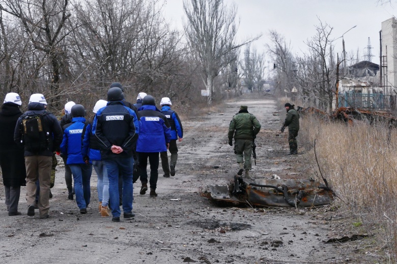 Сотрудники ОБСЕ в районе обстрелов на Ясиноватской развилке в Донецкой области. Фото: Игорь Маслов / РИА Новости