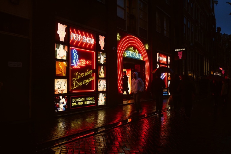 Рынок покупателя: клуб Sex Palace в квартале Де Валлен ("квартал красных фонарей"), Амстердам. Фото: wikipedia.org