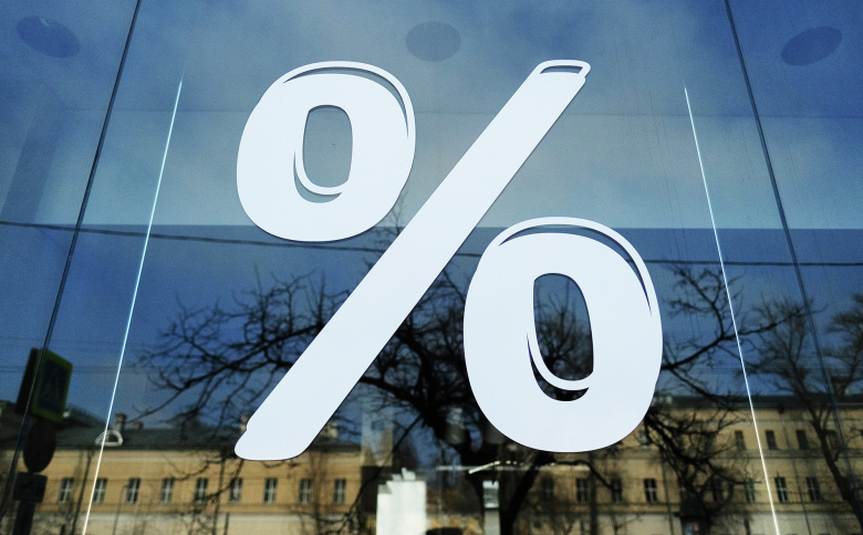 Знак процента в витрине. Фото: Наталья Селиверстова / РИА Новости