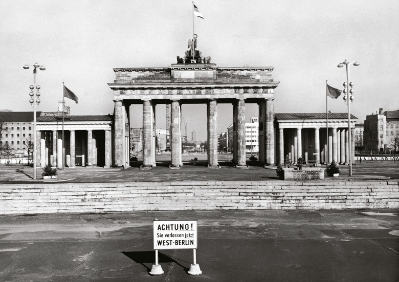 «Внимание, вы покидаете зону Западного Берлина», 1960. Фото: Imagno / Getty Images