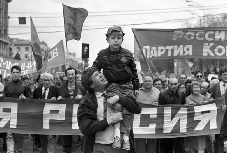 Лидер движения "Трудовая Россия" Виктор Анпилов (в центре) во время Первомайской демонстрации. Фото: Эдди Опп / Коммерсантъ