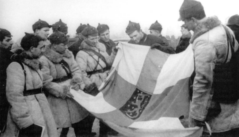 Красные командиры с захваченным флагом Финляндии, 1940 год