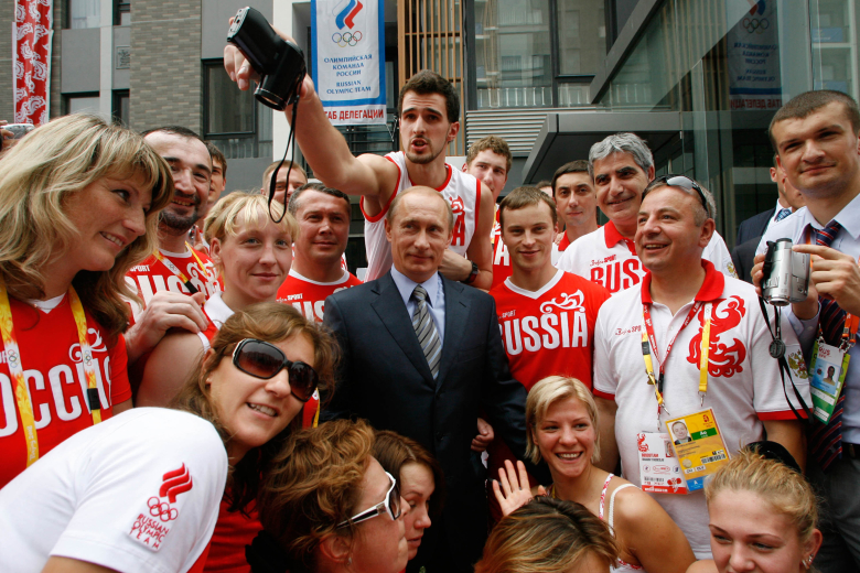 Владимир Путин на встрече с российскими спортсменами в Олимпийской деревне, 2008.