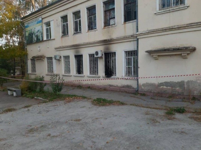 Пострадавшее здание военкомата в Хабаровске