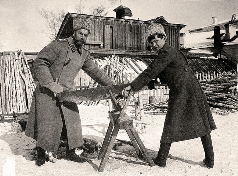 Император Николай II и цесаревич Алексей в Тобольске, 1917 г. Фото: РИА Новости