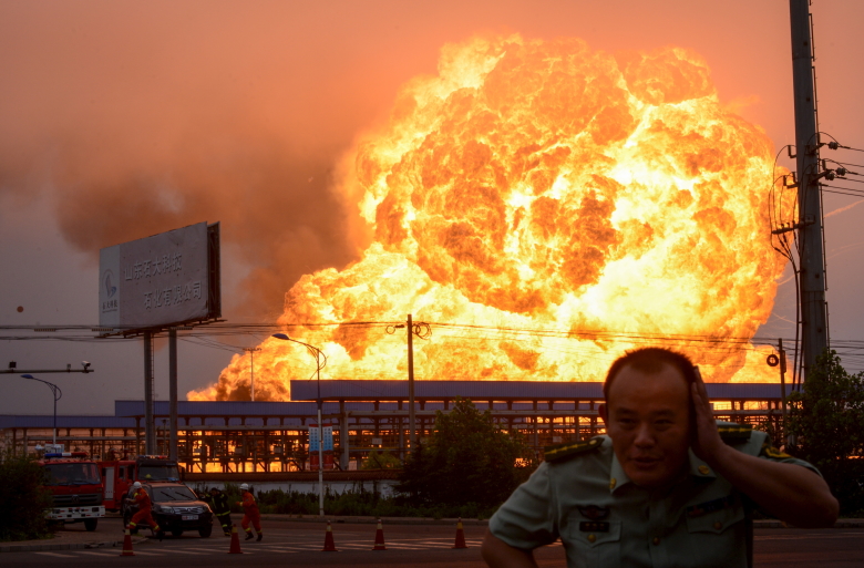 Взрыв на нефтехимическом заводе. Шаньдун, Китай. 16 июля 2015 год.