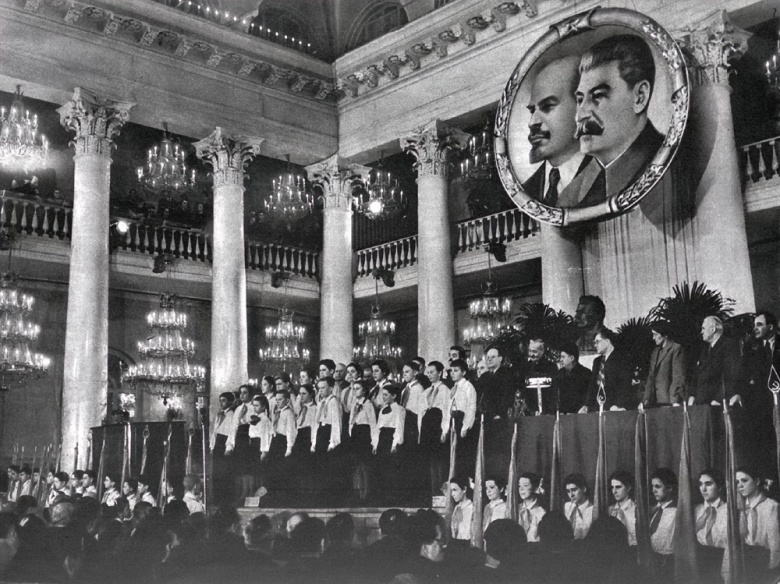 Пионеры Москвы приветствуют писателей (Огонек. 1954. № 52 (декабрь). Фото Я. Рюмкина и Е. Тиханова)