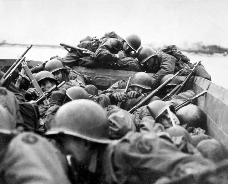 Американские солдаты пересекают Рейн на штурмовой лодке